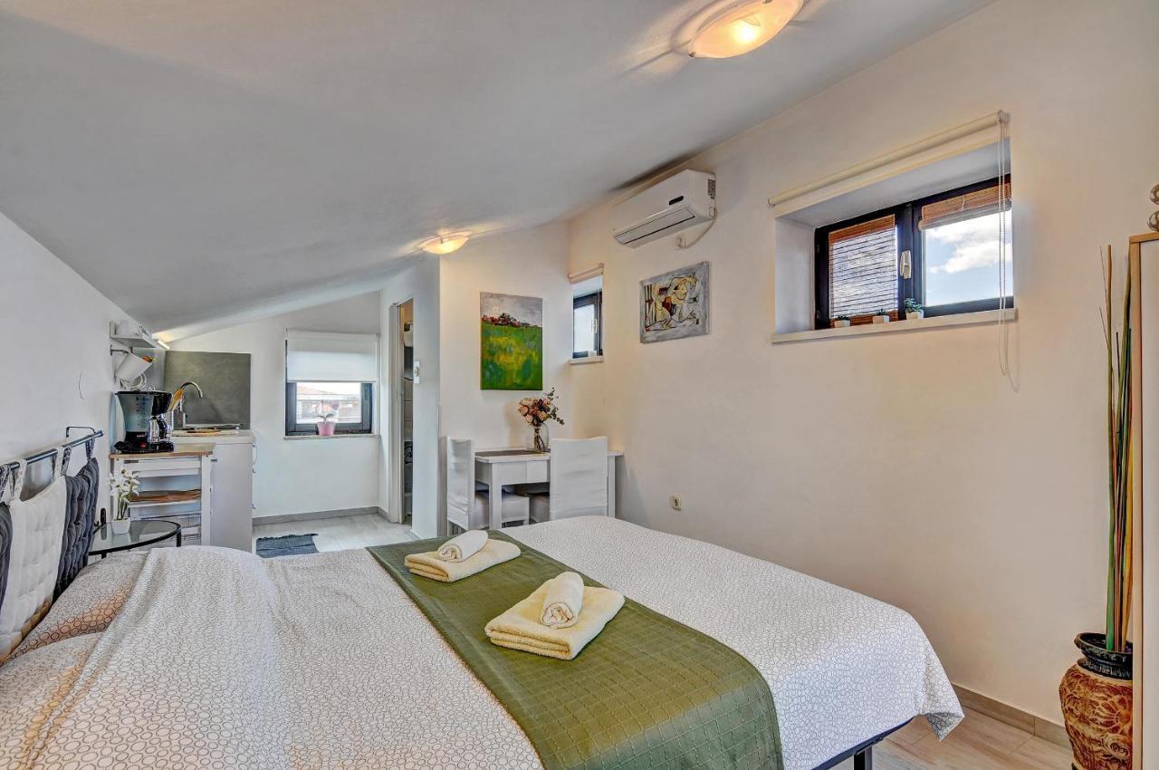 Apartments Babic Fazana Bagian luar foto